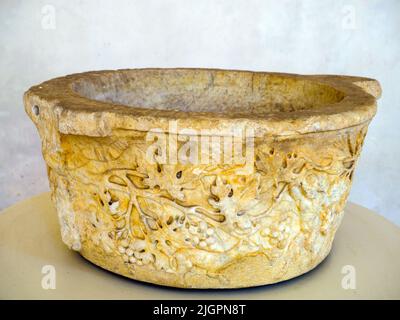 Vase mit Widmung an Silvanus (gott der wilden Natur) Ende des 1.. Jahrhunderts n. Chr. - Nationales Römisches Museum - die Bäder des Diokletian - Rom, Italien Stockfoto