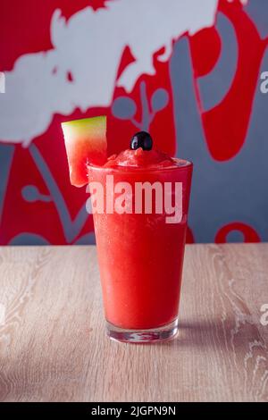 Köstliche natürliche Säfte, um mit Freunden und Familie genießen gute Gesellschaft zu teilen, dank dieser Säfte voller Früchte und Vitamine, gibt es differe Stockfoto