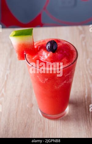 Köstliche natürliche Säfte, um mit Freunden und Familie genießen gute Gesellschaft zu teilen, dank dieser Säfte voller Früchte und Vitamine, gibt es differe Stockfoto