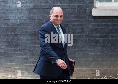 London, Großbritannien. 12.. Juli 2022. Der Verteidigungsminister Ben Wallace verlässt die Downing Street, nachdem er an der wöchentlichen Kabinettssitzung teilgenommen hat. Der Wettbewerb, Boris Johnson als Vorsitzender der Konservativen Partei und den neuen britischen Premierminister zu ersetzen, beginnt heute ernsthaft, da die Kandidaten die Unterstützung von 20 Abgeordneten sichern müssen, um zur Wahlphase zu gelangen, wobei die Hoffnungen bis zum nächsten Donnerstag auf die letzten beiden reduziert werden. Quelle: Wiktor Szymanowicz/Alamy Live News Stockfoto