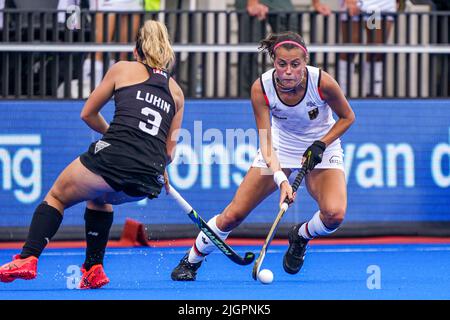 AMSTELVEEN, NIEDERLANDE - 12. JULI: Alex Lukin aus Neuseeland, Selin Oruz aus Deutschland beim FIH Hockey Women's World Cup 2022 Spiel zwischen Neuseeland und Deutschland im Wagener Hockey Stadium am 12. Juli 2022 in Amstelveen, Niederlande (Foto: Jeroen Meuwsen/Orange Picles) Stockfoto