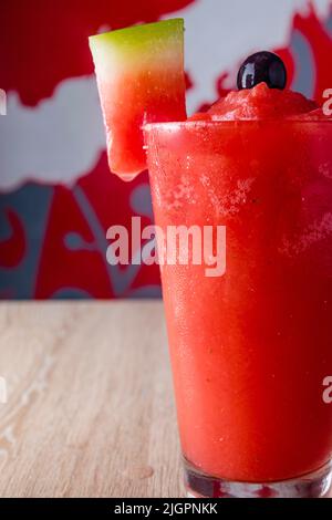 Köstliche natürliche Säfte, um mit Freunden und Familie genießen gute Gesellschaft zu teilen, dank dieser Säfte voller Früchte und Vitamine, gibt es differe Stockfoto