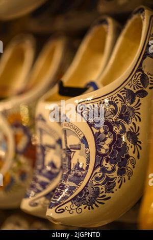 Koog aan de Zaan, Niederlande. Juli 2022. Regal im Laden mit Reihen traditionelle holländische Holzklumpen. Nahaufnahme, hochwertige Fotos. Selektiver Fokus. Stockfoto