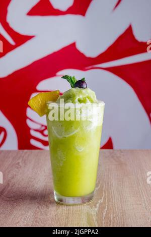 Köstliche natürliche Säfte, um mit Freunden und Familie genießen gute Gesellschaft zu teilen, dank dieser Säfte voller Früchte und Vitamine, gibt es differe Stockfoto