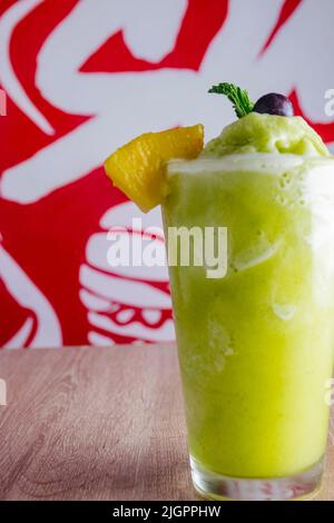 Köstliche natürliche Säfte, um mit Freunden und Familie genießen gute Gesellschaft zu teilen, dank dieser Säfte voller Früchte und Vitamine, gibt es differe Stockfoto