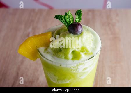 Köstliche natürliche Säfte, um mit Freunden und Familie genießen gute Gesellschaft zu teilen, dank dieser Säfte voller Früchte und Vitamine, gibt es differe Stockfoto