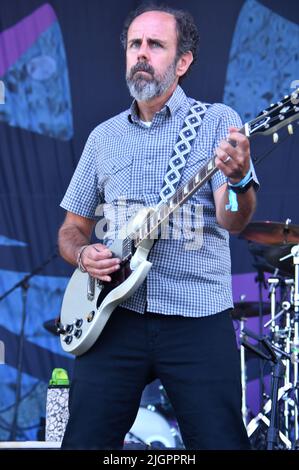 Sänger, Songwriter und Gitarrist Al Schnier wird während eines „Live“-Konzerts auf der Bühne gezeigt. Stockfoto