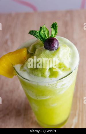 Köstliche natürliche Säfte, um mit Freunden und Familie genießen gute Gesellschaft zu teilen, dank dieser Säfte voller Früchte und Vitamine, gibt es differe Stockfoto