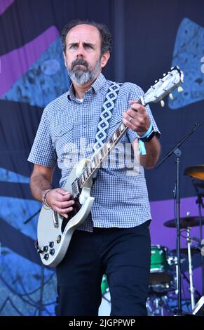 Sänger, Songwriter und Gitarrist Al Schnier wird während eines „Live“-Konzerts auf der Bühne gezeigt. Stockfoto