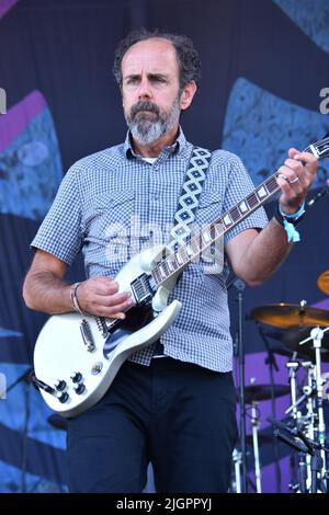 Sänger, Songwriter und Gitarrist Al Schnier wird während eines „Live“-Konzerts auf der Bühne gezeigt. Stockfoto