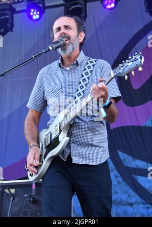 Sänger, Songwriter und Gitarrist Al Schnier wird während eines „Live“-Konzerts auf der Bühne gezeigt. Stockfoto