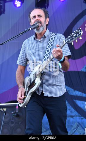 Sänger, Songwriter und Gitarrist Al Schnier wird während eines „Live“-Konzerts auf der Bühne gezeigt. Stockfoto