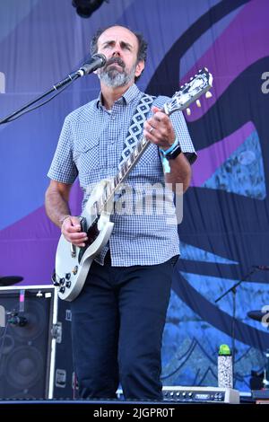 Sänger, Songwriter und Gitarrist Al Schnier wird während eines „Live“-Konzerts auf der Bühne gezeigt. Stockfoto