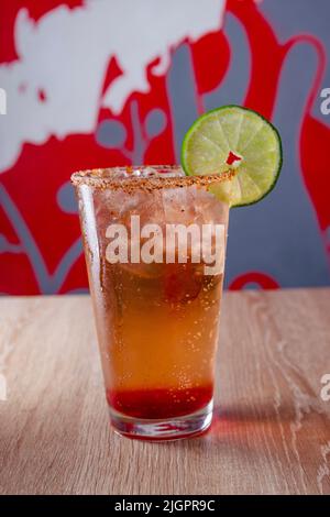 Köstliche natürliche Säfte, um mit Freunden und Familie genießen gute Gesellschaft zu teilen, dank dieser Säfte voller Früchte und Vitamine, gibt es differe Stockfoto