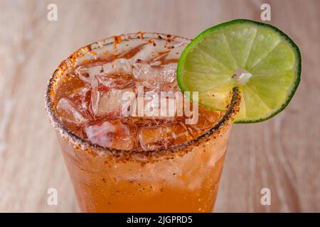 Köstliche natürliche Säfte, um mit Freunden und Familie genießen gute Gesellschaft zu teilen, dank dieser Säfte voller Früchte und Vitamine, gibt es differe Stockfoto