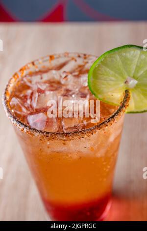 Köstliche natürliche Säfte, um mit Freunden und Familie genießen gute Gesellschaft zu teilen, dank dieser Säfte voller Früchte und Vitamine, gibt es differe Stockfoto