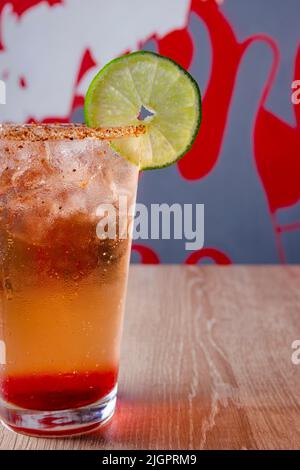 Köstliche natürliche Säfte, um mit Freunden und Familie genießen gute Gesellschaft zu teilen, dank dieser Säfte voller Früchte und Vitamine, gibt es differe Stockfoto