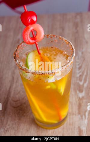 Köstliche natürliche Säfte, um mit Freunden und Familie genießen gute Gesellschaft zu teilen, dank dieser Säfte voller Früchte und Vitamine, gibt es differe Stockfoto