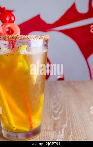 Köstliche natürliche Säfte, um mit Freunden und Familie genießen gute Gesellschaft zu teilen, dank dieser Säfte voller Früchte und Vitamine, gibt es differe Stockfoto