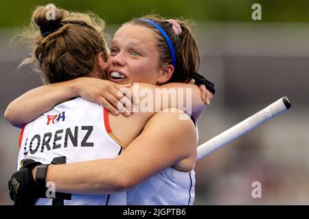 AMSTERDAM - Nike Lorenz und Charlotte Stapenhorst (GER, LR) sind überglücklich, nachdem sie das Halbfinale während des Spiels zwischen Neuseeland und Deutschland bei den World Hockey Championships im Wagener-Stadion am 12. Juli 2022 in Amsterdam erreicht haben. ANP SANDER KING Stockfoto
