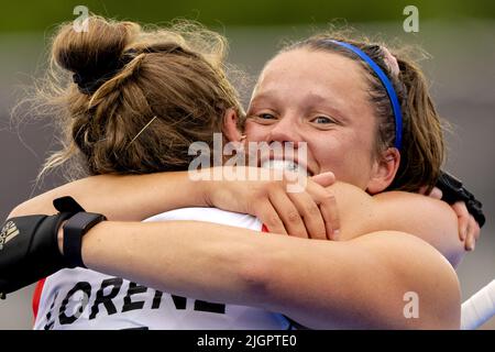 AMSTERDAM - Nike Lorenz und Charlotte Stapenhorst (GER, LR) sind überglücklich, nachdem sie das Halbfinale während des Spiels zwischen Neuseeland und Deutschland bei den World Hockey Championships im Wagener-Stadion am 12. Juli 2022 in Amsterdam erreicht haben. ANP SANDER KING Stockfoto