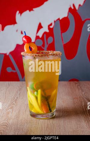 Köstliche natürliche Säfte, um mit Freunden und Familie genießen gute Gesellschaft zu teilen, dank dieser Säfte voller Früchte und Vitamine, gibt es differe Stockfoto