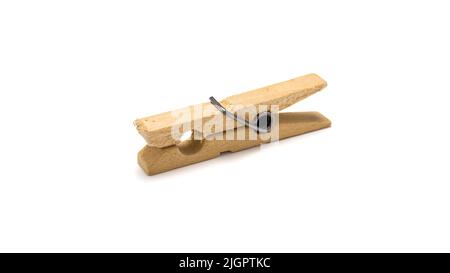 Nahaufnahme einer alten hölzernen Wäscheklammer isoliert auf weißem Hintergrund. Einfache hölzerne Federvorrichtung zum Trocknen von Kleidung. Stockfoto