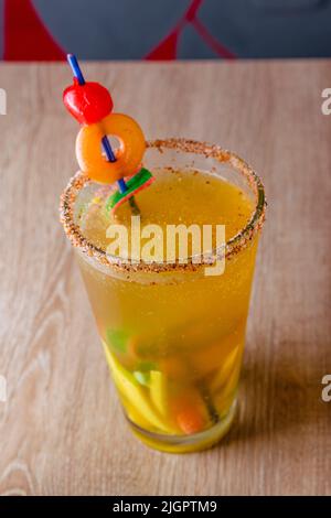 Köstliche natürliche Säfte, um mit Freunden und Familie genießen gute Gesellschaft zu teilen, dank dieser Säfte voller Früchte und Vitamine, gibt es differe Stockfoto