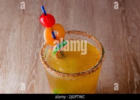 Köstliche natürliche Säfte, um mit Freunden und Familie genießen gute Gesellschaft zu teilen, dank dieser Säfte voller Früchte und Vitamine, gibt es differe Stockfoto