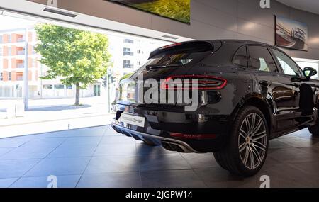 Ein Bild eines schwarzen Porsche Macan Turbo in einem Autohaus. Stockfoto