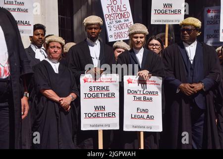 London, Großbritannien. 11.. Juli 2022. Kriminelle Barrists versammelten sich vor dem Obersten Gerichtshof, als die Streiks über Lohn- und Hilfsgebühren in die dritte Woche eintrafen. Stockfoto