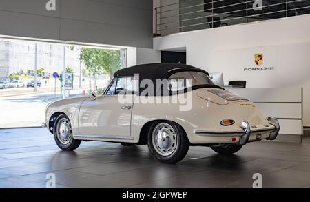 Ein Bild eines weißen Porsche 356 C 1600 SC Coupés aus dem Jahr 1964 in einem Händlerbetrieb. Stockfoto