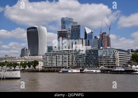 London, Großbritannien. 8.. Juli 2022. Skyline von London und Themse. Stockfoto