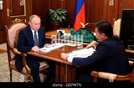 Moskau, Russland. 11.. Juli 2022. Der russische Präsident Wladimir Putin trifft sich mit dem Moskauer Regionalgouverneur Andrei Worobjow im Kreml am 11. Juli 2022 in Moskau, Russland. Quelle: Mikhail Klimentyev/Kremlin Pool/Alamy Live News Stockfoto