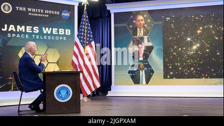 11. Juli 2022 - Washington, DC, USA - US-Präsident JOE BIDEN sieht das erste Vollfarb-Bild des NASA-Weltraumteleskops James Webb vor, das höchstauflösende Bild des Infrarotuniversums in der Geschichte, Montag, 11. Juli 2022, Im South Court Auditorium im Eisenhower Executive Office Building im White House Complex in Washington. Auf dem Bildschirm sind Thomas Zurbuchen, der stellvertretende NASA-Administrator für das Science Mission Directorate der NASA, Top, Nancy Levenson, stellvertretende Direktorin des Space Telescope Science Institute (STScI), und Greg Robinson, der Programmdirektor des NASA-Weltraumteleskops James Webb, Botto, zu sehen Stockfoto