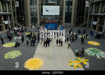 Brüssel, Belgien. 12.. Juli 2022. Der Saal des Justus-Lipsius-Gebäudes in Brüssel, Belgien, wurde anlässlich der tschechischen EU-Präsidentschaft am 12. Juli 2022 mit zwölf Teppichen mit Blumenmotiven von tschechischen Künstlern dekoriert. Kredit: Petr Kupec/CTK Foto/Alamy Live Nachrichten Stockfoto