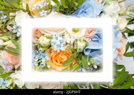 Helle Boho Blumen Anordnung mit einem leuchtenden rechteckigen weißen Rahmen Stockfoto