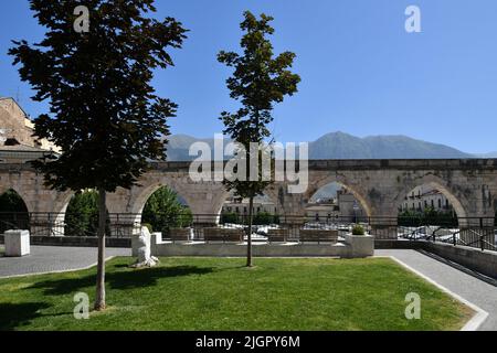 Ein Platz von Sulmona, einem italienischen Dorf in den Abruzzen. Stockfoto