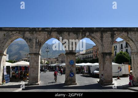 Der Marktplatz von Sulmona, einem italienischen Dorf in den Abruzzen. Stockfoto