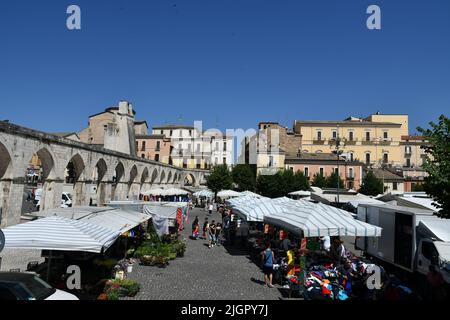 Der Marktplatz von Sulmona, einem italienischen Dorf in den Abruzzen. Stockfoto