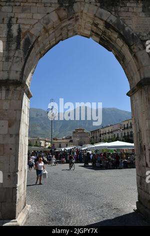 Der Marktplatz von Sulmona, einem italienischen Dorf in den Abruzzen. Stockfoto