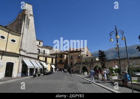 Ein Platz von Sulmona, einem italienischen Dorf in den Abruzzen. Stockfoto