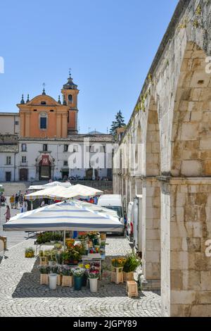 Der Marktplatz von Sulmona, einem italienischen Dorf in den Abruzzen. Stockfoto