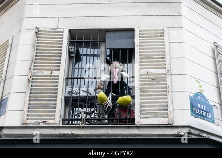 Puppen und Masken in einem Fenster aus einer Werkstatt in Montmartre, paris Stockfoto