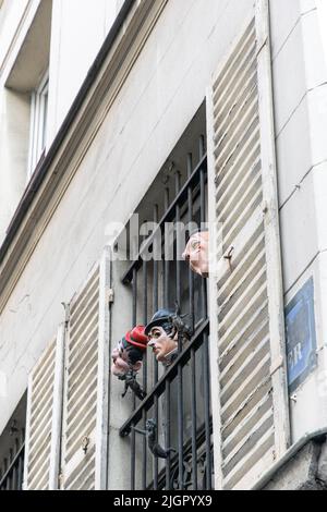 Puppen und Masken in einem Fenster aus einer Werkstatt in Montmartre, paris Stockfoto