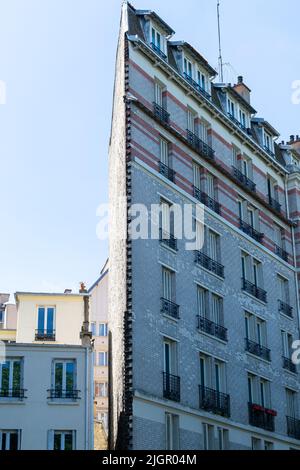 Wohngebäude mit scharfem Winkel zwischen den Wänden in Paris, Frankreich Stockfoto