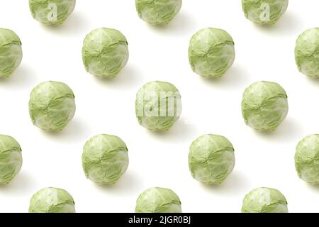 Nahtloses Muster aus grünem Kohl isoliert auf weißem Hintergrund. Gesundes Lebensmittelkonzept. Vegetarische Bio-Lebensmittel. Vegan Stockfoto
