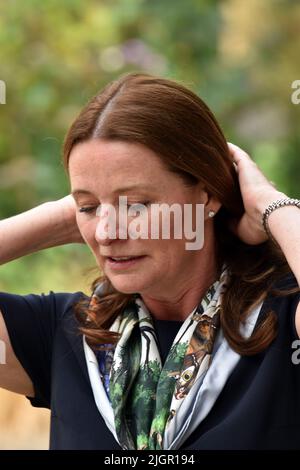 London, Großbritannien. Juli 2022. PM-Nominierungen treffen auf Medien auf College Green. JOHNGillian Keegan ist ein britischer Politiker, der als Secretary of State for Education fungiert. Als Mitglied der Konservativen Partei war sie von 2021 bis 2022 Staatsministerin für Pflege und psychische Gesundheit und 2022 Parlamentarische Staatssekretärin für Afrika. Konservative Abgeordnete für Chichester. JOHNNY ARMSTEAD/Alamy Live News Stockfoto