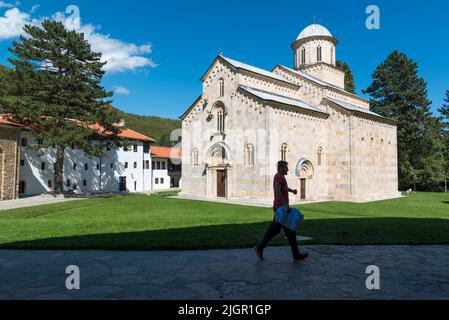 Das Kloster Visoki Dečani, ein mittelalterliches serbisch-orthodoxes christliches Kloster in der Nähe von Deçan im Kosovo. Stockfoto