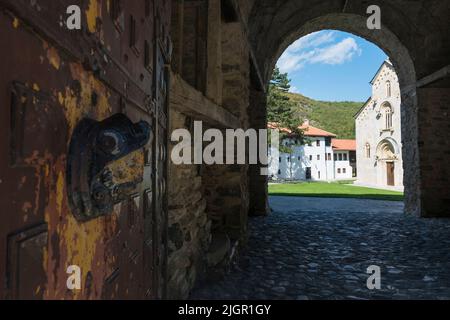 Eingangstor des Klosters Visoki Dečani, eines mittelalterlichen serbisch-orthodoxen christlichen Klosters in der Nähe von Deçan, Kosovo. Stockfoto